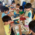 Title: 廃材あそび（竹とんぼ組） | Press-553 | Image No.21 | 社会福祉法人ひだまり会  かざぐるま保育園 | 福岡県行橋市