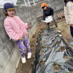 Title: 菜園活動（竹とんぼ組） | Press-598 | Image No.1 | 社会福祉法人ひだまり会  かざぐるま保育園 | 福岡県行橋市